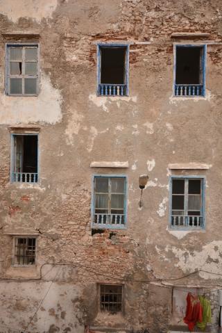 ALBUM DU MONDE : LE MUR EN HAILLONS